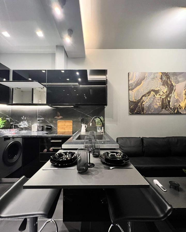 Luxury Black And White Interior Apartments กาลามาตา ภายนอก รูปภาพ