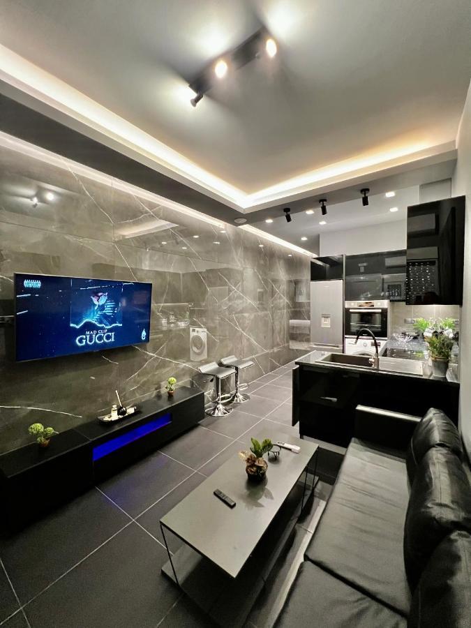 Luxury Black And White Interior Apartments กาลามาตา ภายนอก รูปภาพ