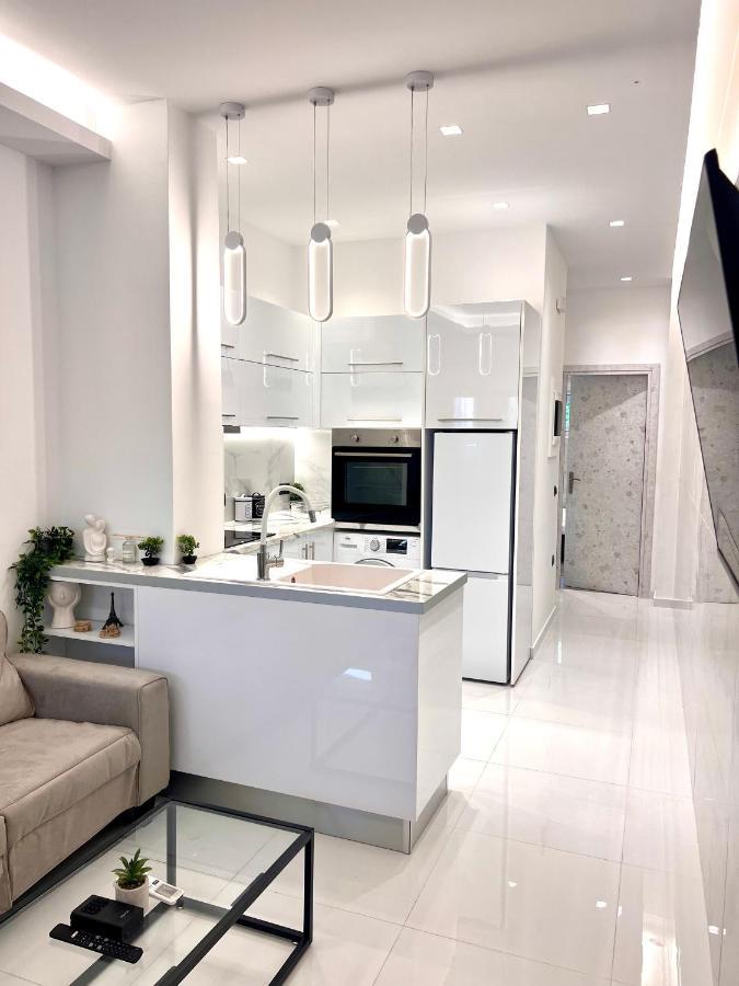 Luxury Black And White Interior Apartments กาลามาตา ภายนอก รูปภาพ