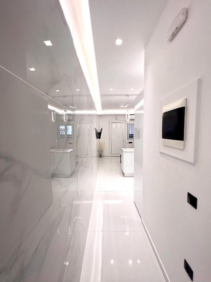 Luxury Black And White Interior Apartments กาลามาตา ภายนอก รูปภาพ